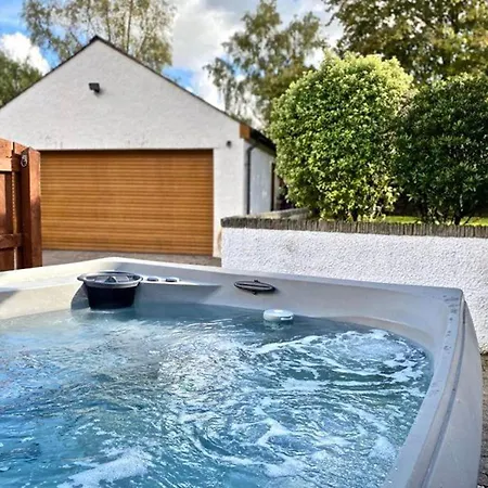 Detached Sleeps 6 With Private Hot Tub *