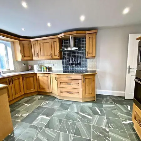 Detached Sleeps 6 With Private Hot Tub *