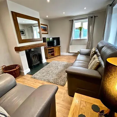 Detached Sleeps 6 With Private Hot Tub * ألفرستون
