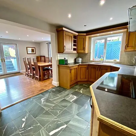 بيت للعطل Detached Sleeps 6 With Private Hot Tub *